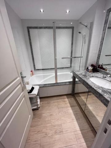 New - Cosy & In Palais Miramar *