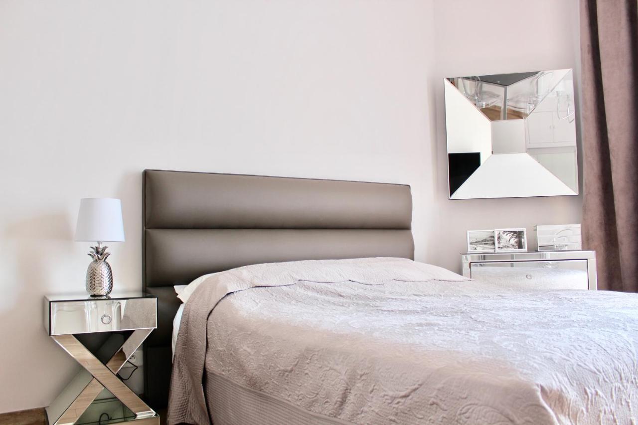 New - Cosy & In Palais Miramar *